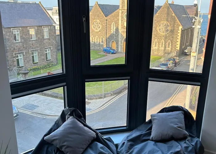Two Bedroom, Sleeps 6 Centre Of Portrush Main Street Coastal Links Apartment 11