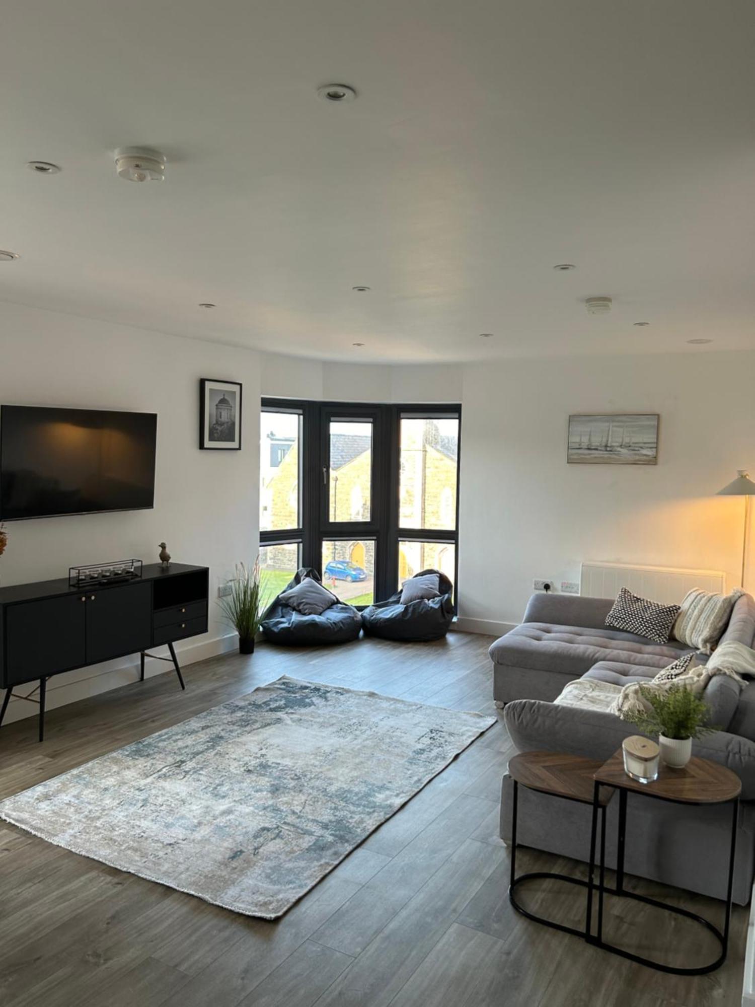 Apartment Two Bedroom, Sleeps 6 Centre Of Main Street Coastal Links 11 Portrush