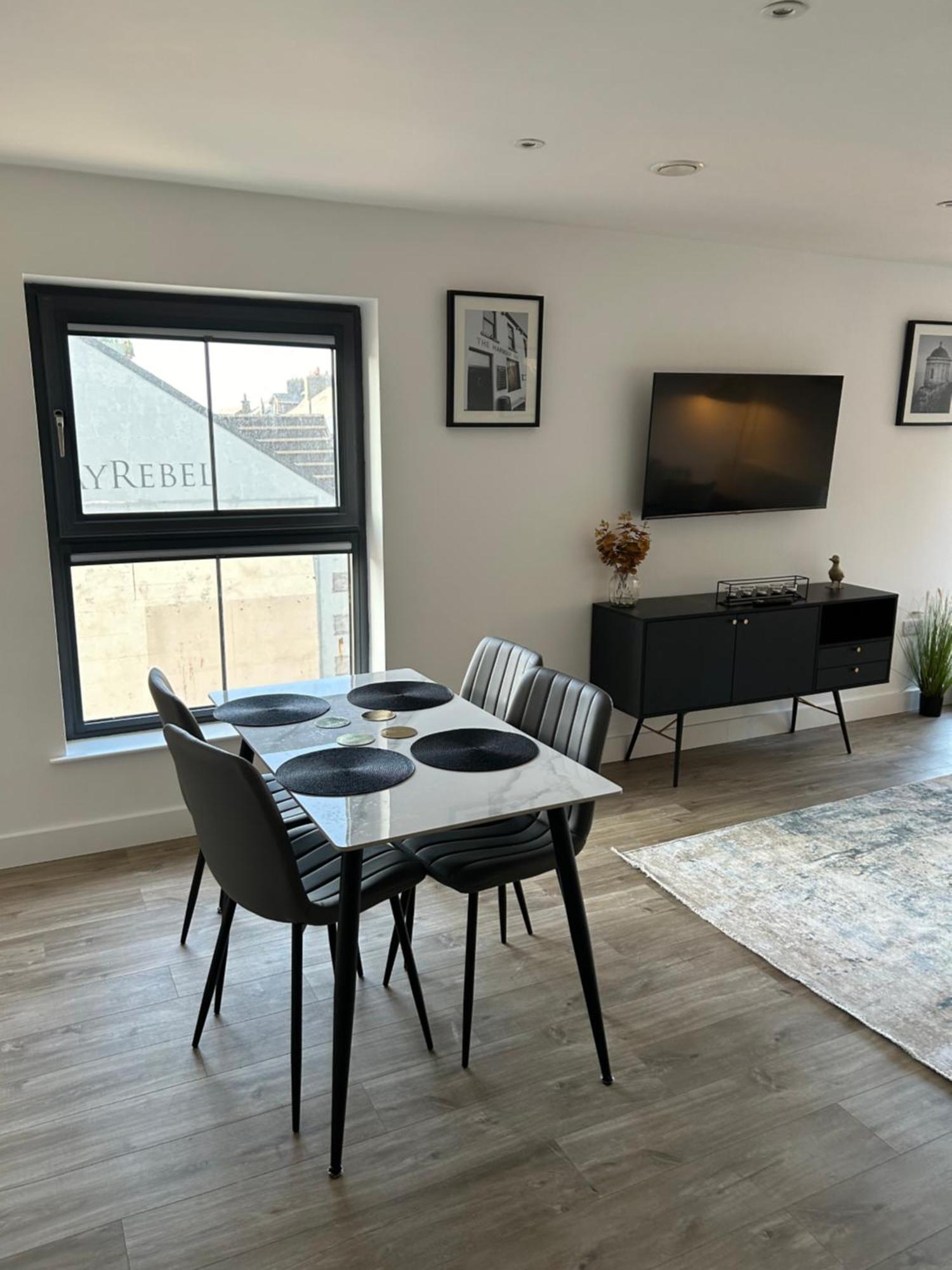 Two Bedroom, Sleeps 6 Centre Of Main Street Coastal Links 11 * Portrush